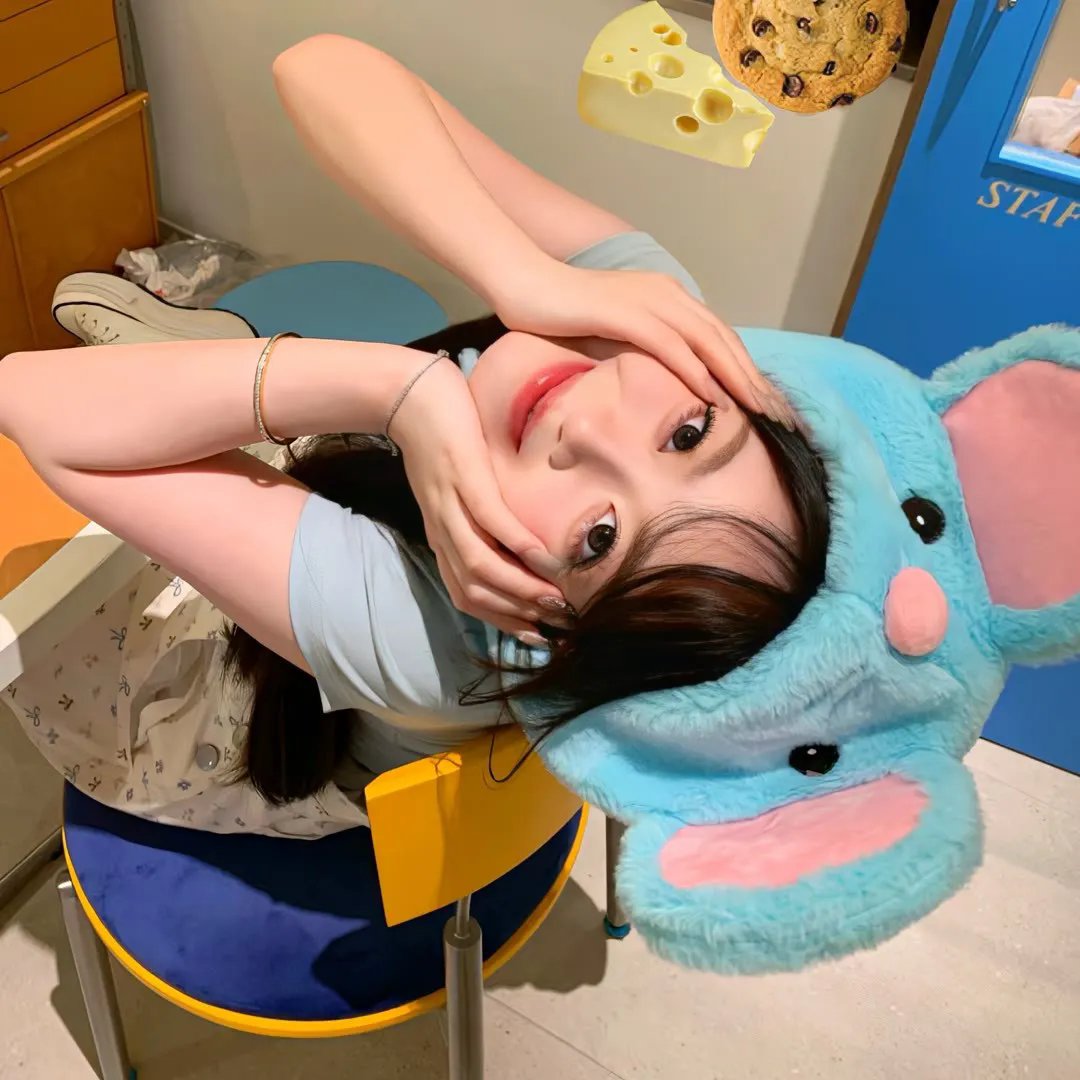 咖啡馆里的女孩